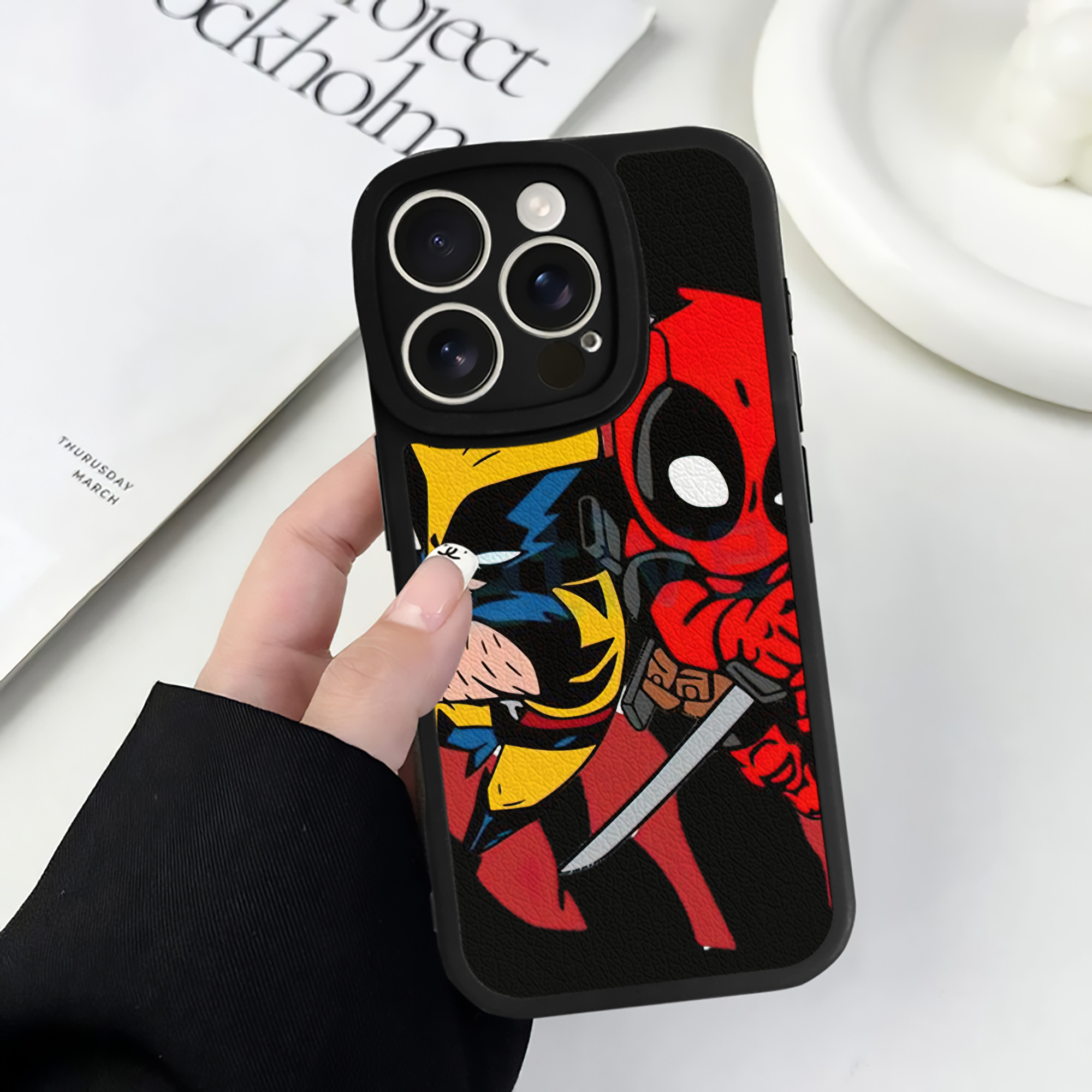 （画像用） Deadpool デッドプール 【iPhone 16シリーズ対応】シリコンスマホケース（レザー調） 材質：シリコン